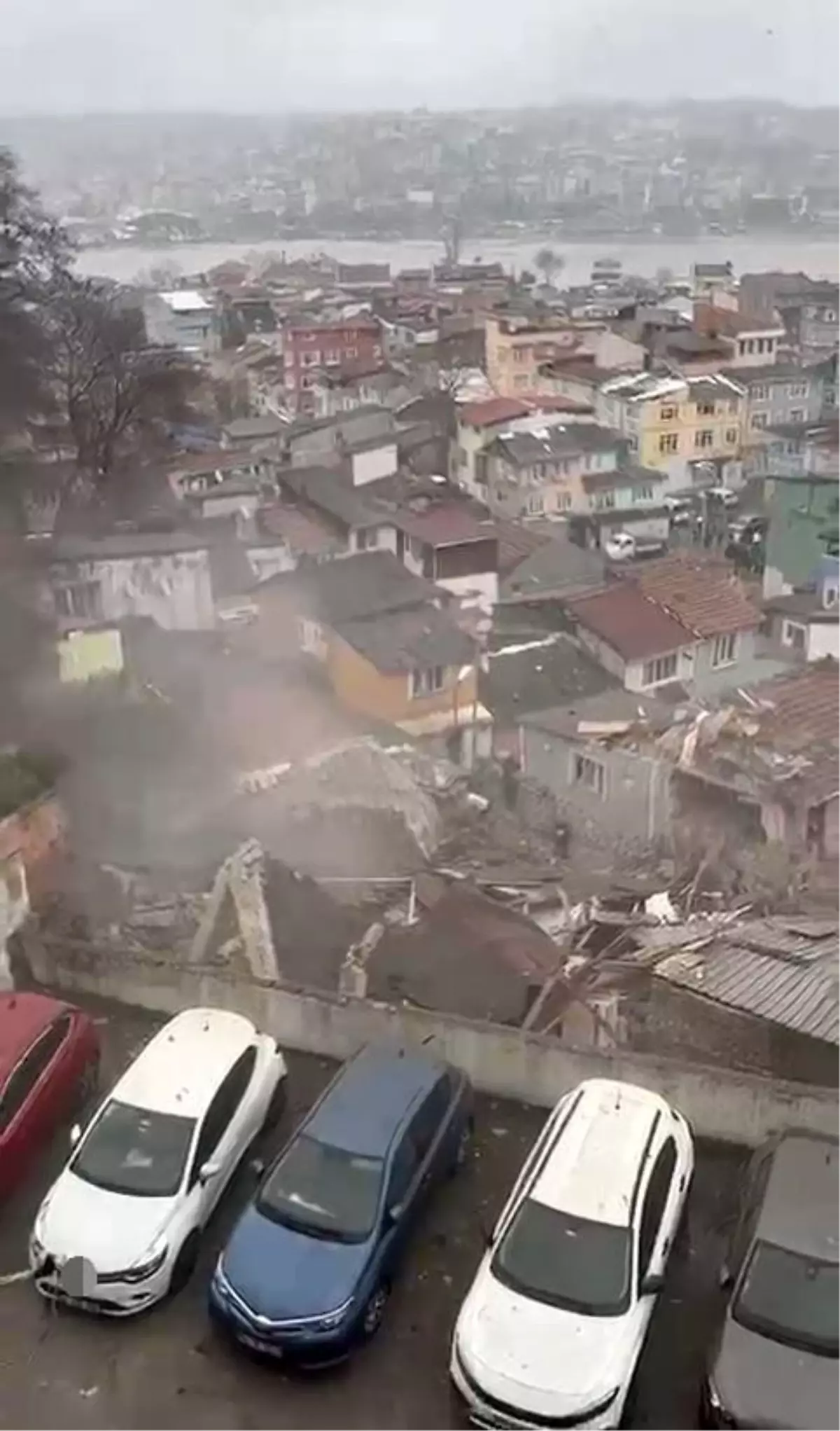 Fatih\'te Çökme Anı: Vatandaşlar Kurtarma İçin Koştu