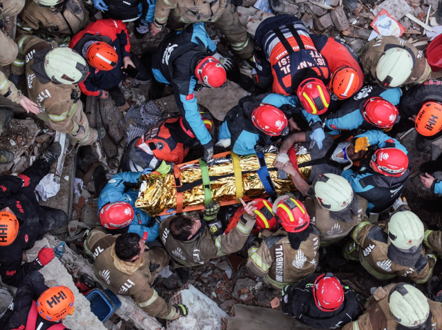 Fatih'te çöken binalarda enkaz altında kalanlar böyle kurtarıldı Fatih'te çöken binalarda enkaz altında kalanlar böyle kurtarıldı