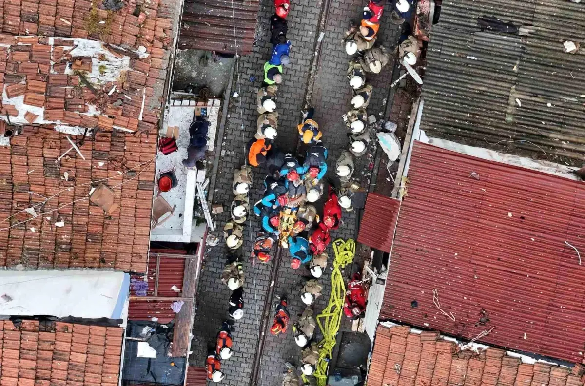 Fatih\'te Patlama: 9 Kişi Enkaz Altında