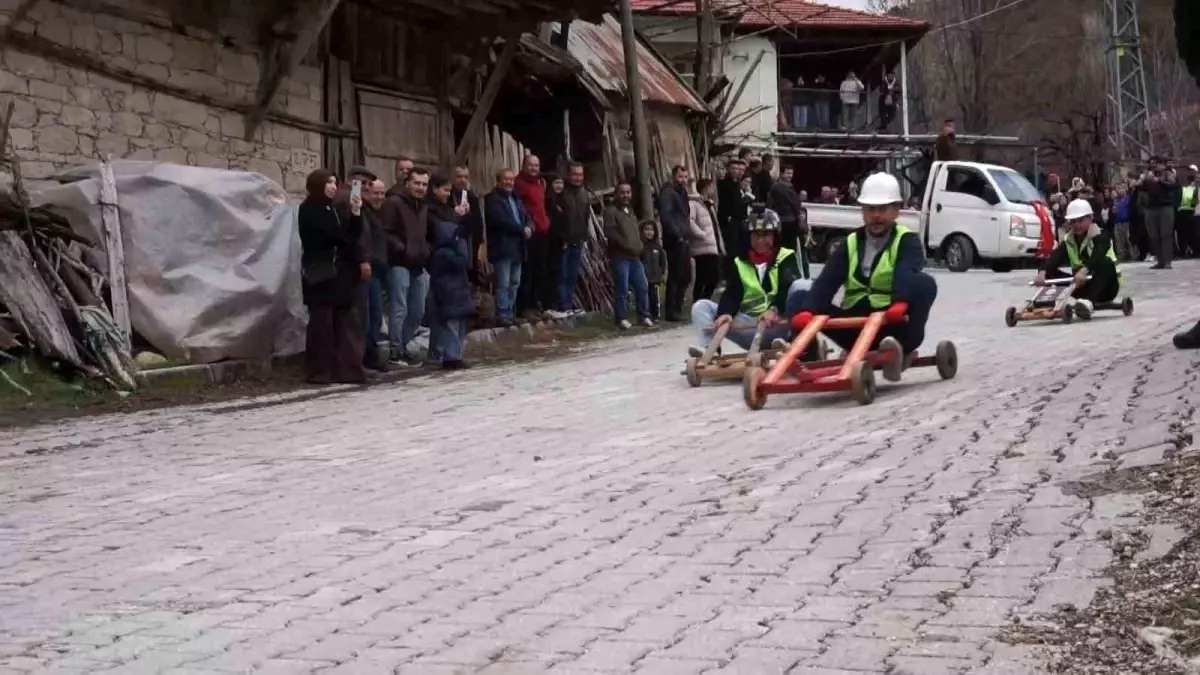 Yeşildere\'de Tahta Arabalarla Bayram Yarışı