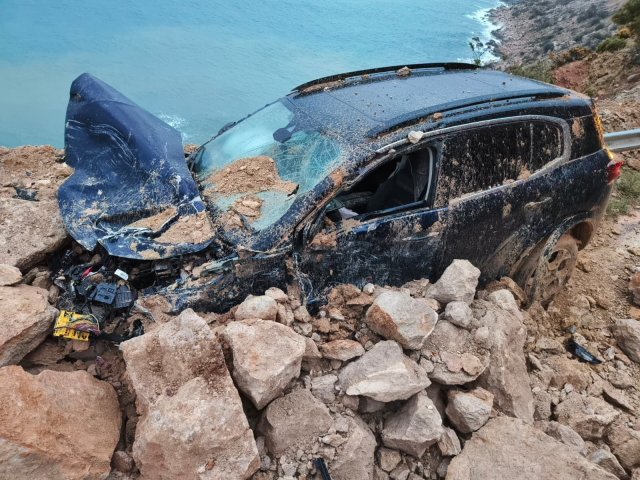 Heyelan otomobili böyle yuttu! Her şey 3 saniye sürdü