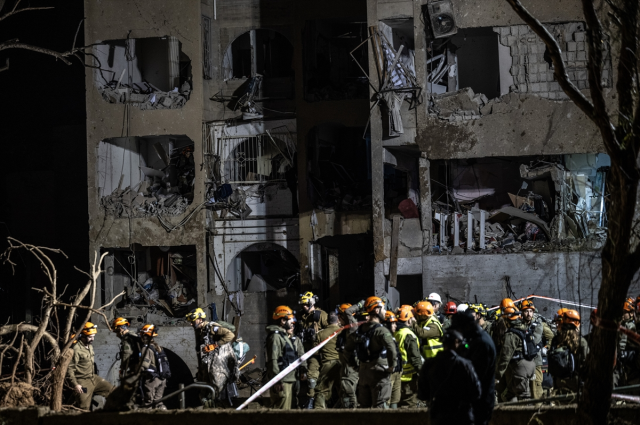 İran İsrail'de 4 şehri füze ve İHA'larla vurdu! 200'den fazla ölü ve yaralı var İran İsrail'de 4 şehri füze ve İHA'larla vurdu! 200'den fazla ölü ve yaralı var