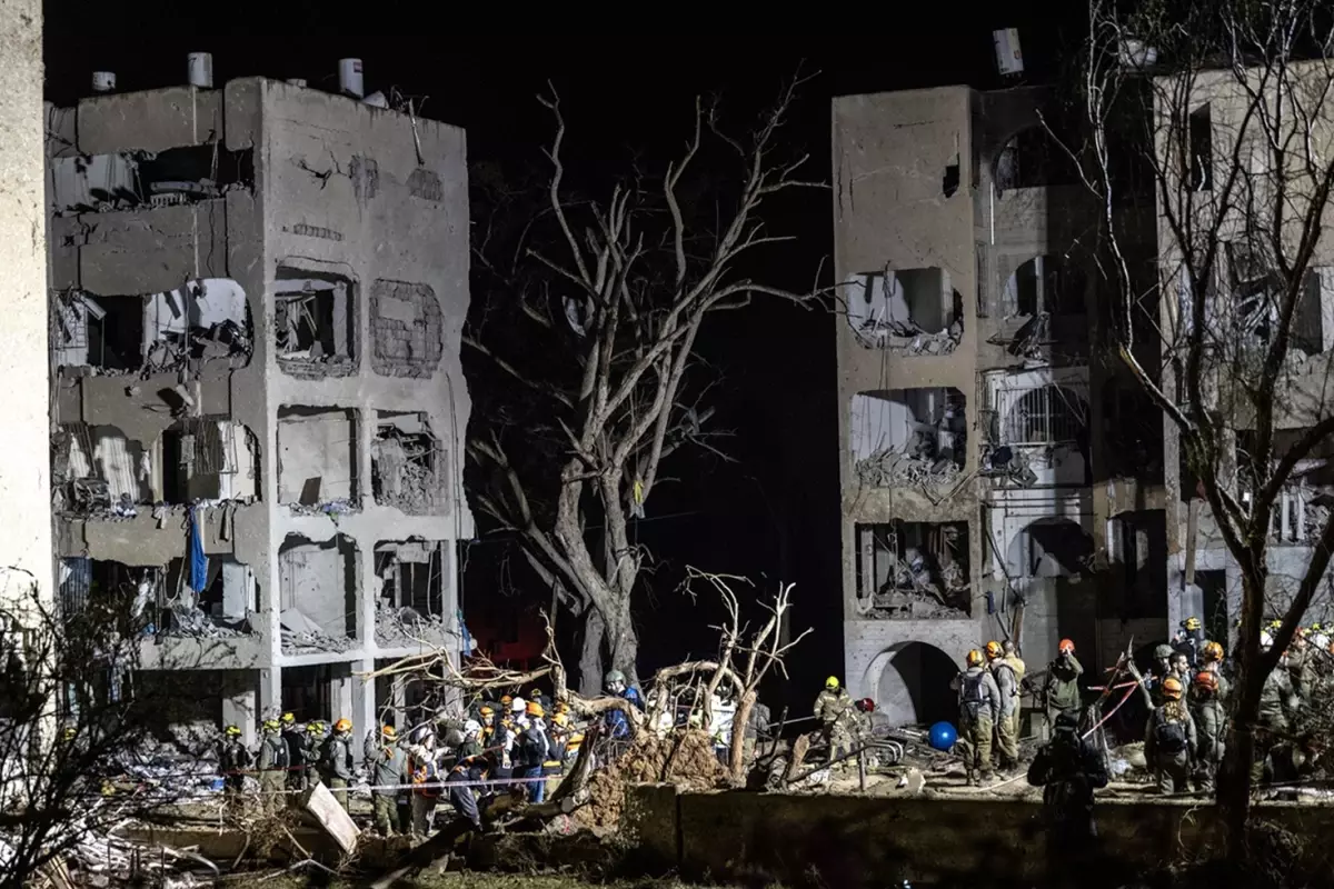 İran İsrail\'de 4 şehri füze ve İHA\'larla vurdu! 200\'den fazla ölü ve yaralı var