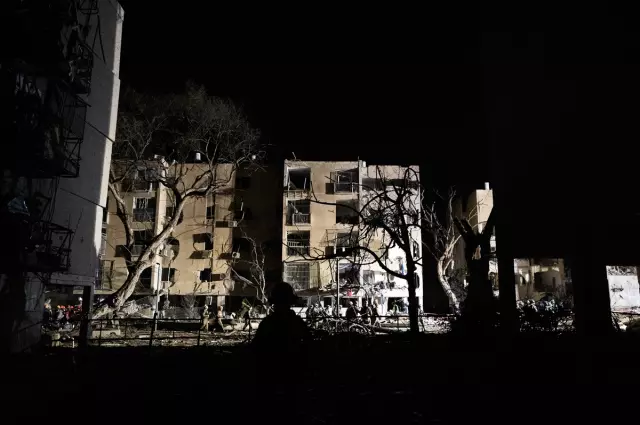 İran İsrail'de 4 şehri füze ve İHA'larla vurdu! 200'den fazla ölü ve yaralı var İran İsrail'de 4 şehri füze ve İHA'larla vurdu! 200'den fazla ölü ve yaralı var