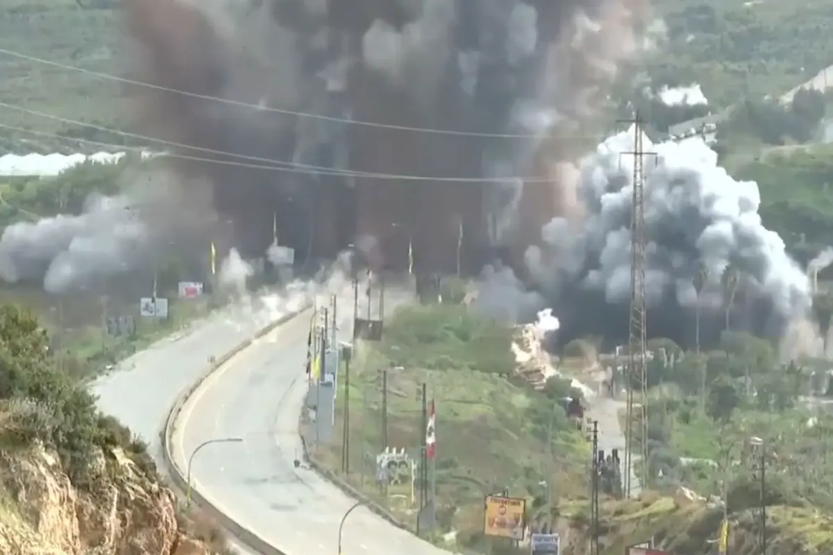 İsrail, Lübnan\'ın güneyini kuzeyine bağlayan Kasımiye Köprüsü\'nü bombaladı