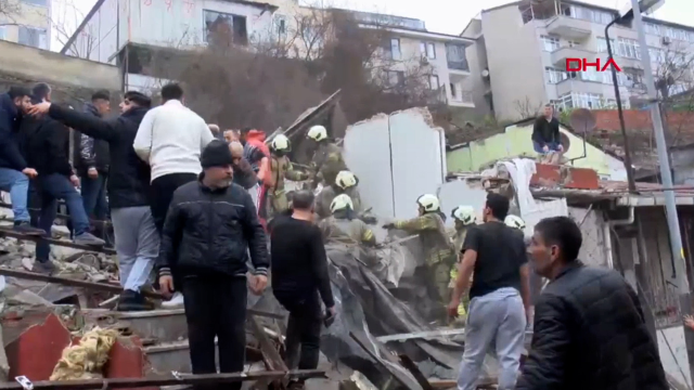 İstanbul Fatih'te bina çöktü! Ekipler bölgeye sevk ediliyor İstanbul Fatih'te bina çöktü! Ekipler bölgeye sevk ediliyor