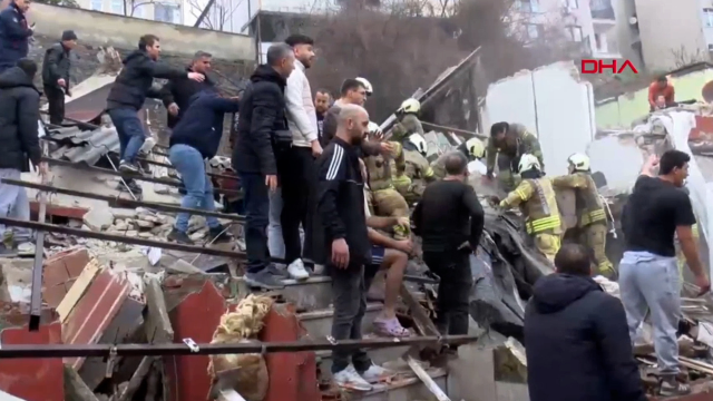 İstanbul Fatih'te bina çöktü! Ekipler bölgeye sevk ediliyor İstanbul Fatih'te bina çöktü! Ekipler bölgeye sevk ediliyor