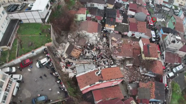 İstanbul Fatih'te bina çöktü! Enkaz altında kalanlar var İstanbul Fatih'te bina çöktü! Enkaz altında kalanlar var