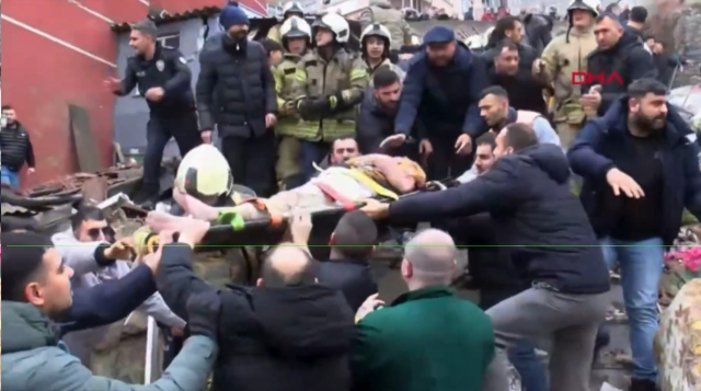 İstanbul Fatih'te bina çöktü! Enkaz altında kalanlar var İstanbul Fatih'te bina çöktü! Enkaz altında kalanlar var