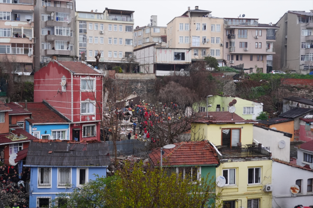 İstanbul Fatih'te iki bina çöktü! Enkaz altında kalanlar var