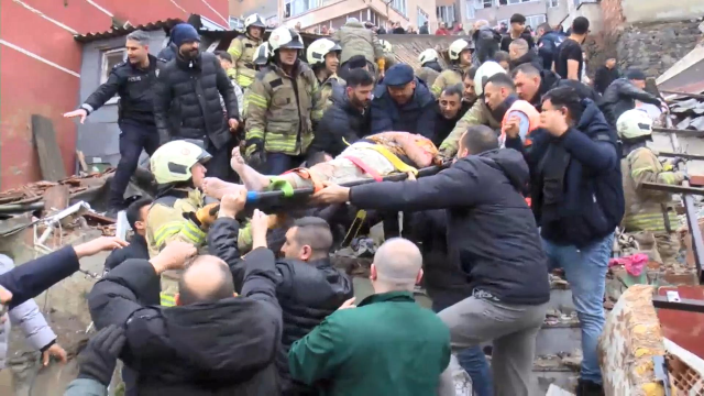 İstanbul Fatih'te iki bina çöktü! Enkaz altında kalanlar var