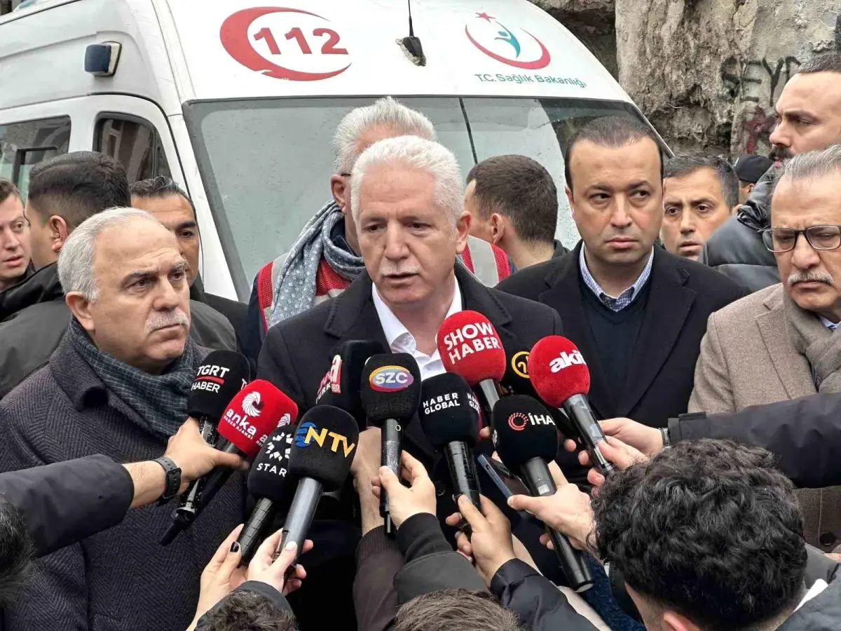 Fatih\'te Doğalgaz Patlaması: 9 Kişi Göçükte