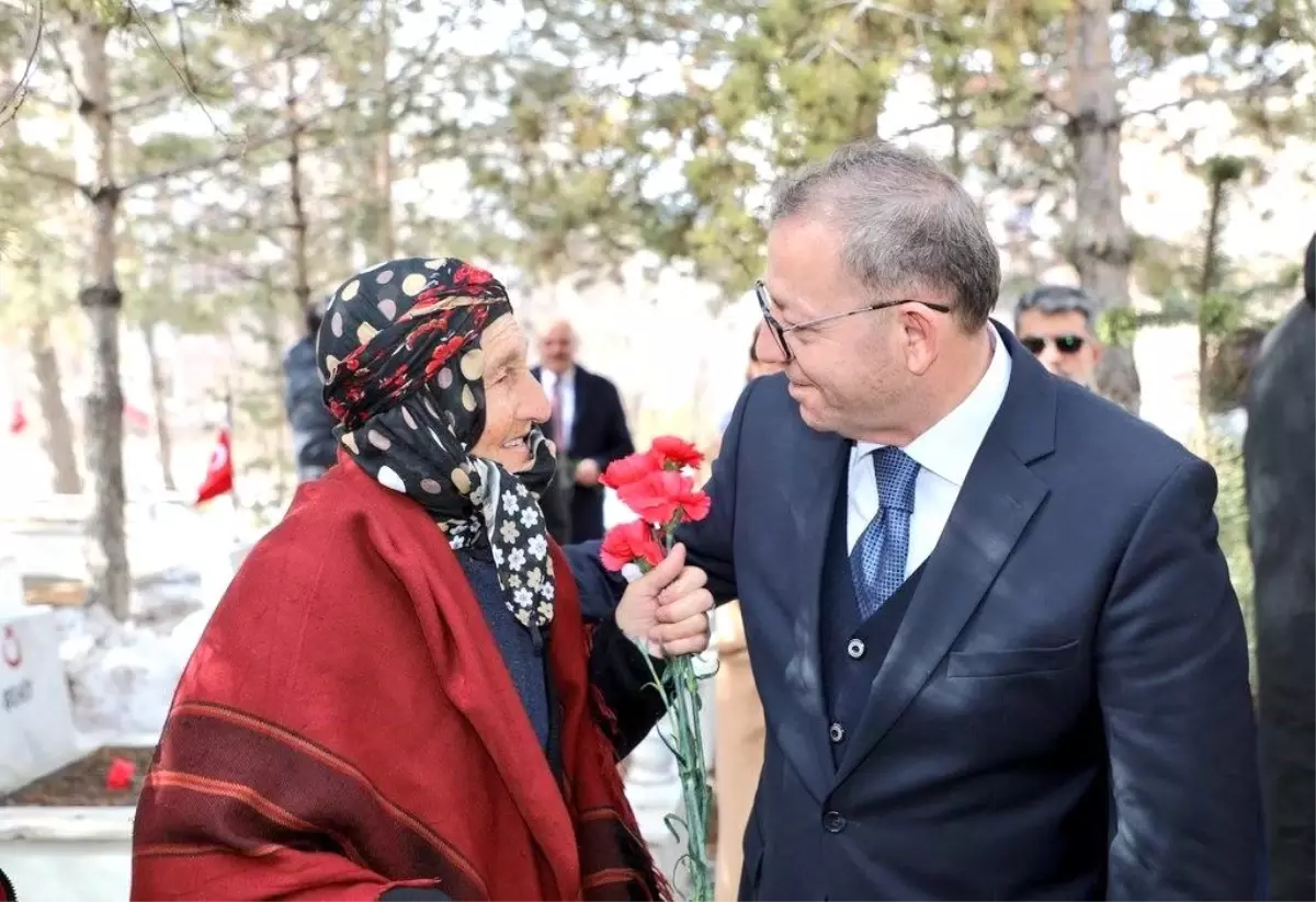 Kars\'ta bayramda şehitliğe anlamlı ziyaret