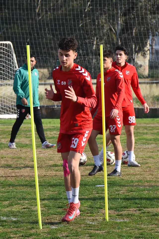 Karşıyaka'da Fenerbahçe'ye transfer olan Adem kayıplara karıştı Karşıyaka'da Fenerbahçe'ye transfer olan Adem kayıplara karıştı