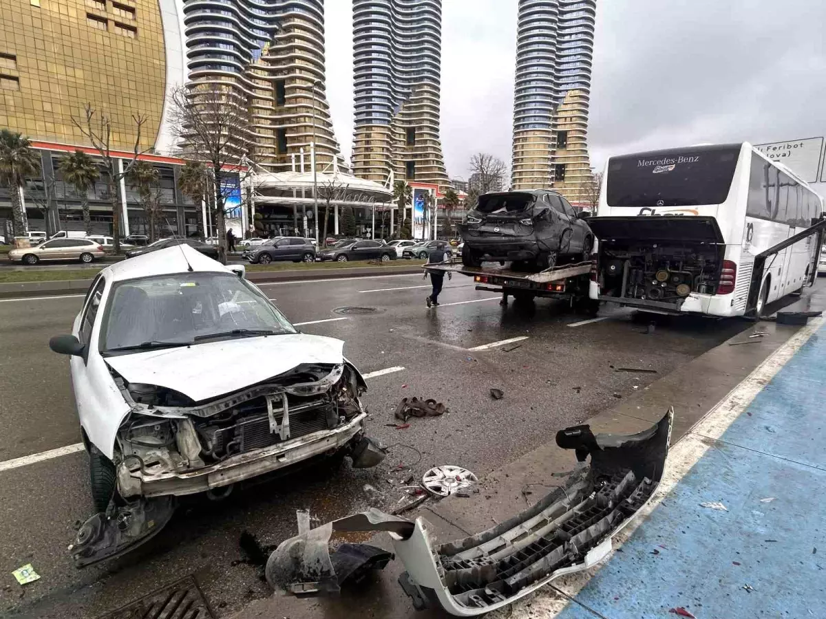 Kartal\'da Zincirleme Kaza: 3 Yaralı