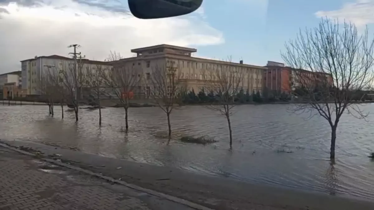 Nusaybin\'de Sağanak Yağış İpekyolu\'nu Su Bastı