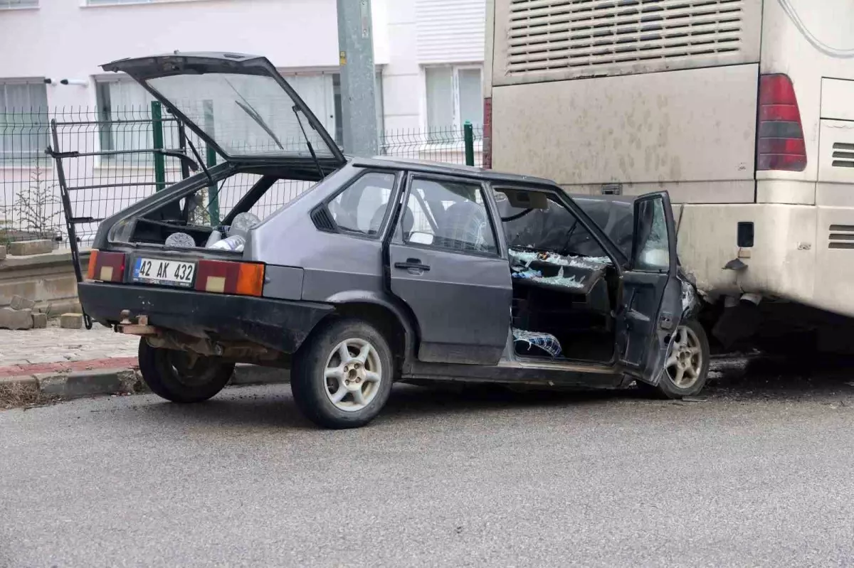 Konya\'da Otomobil Otobüse Çarptı: 1 Yaralı