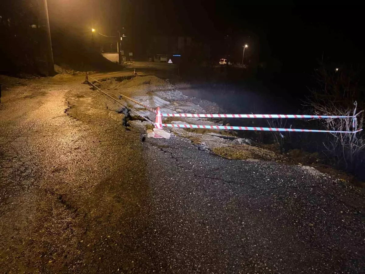 Silvan\'da Sağanak Yol Çöktürdü