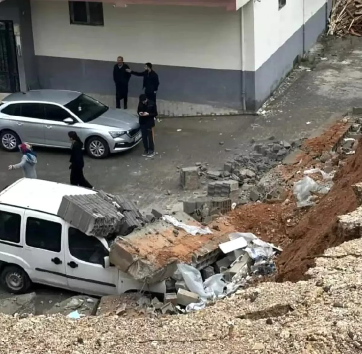 Şanlıurfa\'da aşırı yağış istinat duvarını yıktı: O anlar kamerada