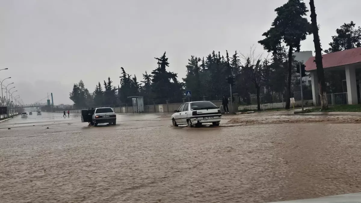 Şanlıurfa\'da Sağanak Yağış Hayatı Olumsuz Etkiledi