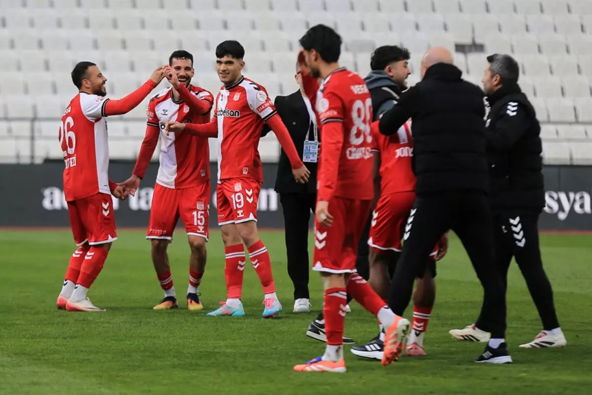 Sivasspor, \'\'yoksa yeniden küme mi düşecekler\'\' denirken play-off potasına göz kırptı