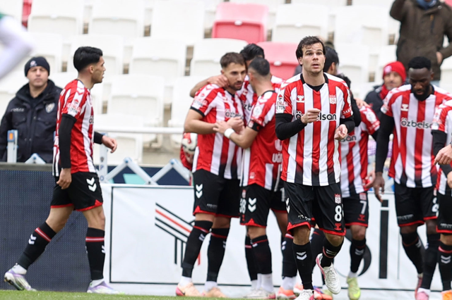 Sivasspor, 'yoksa yeniden küme mi düşecekler' denirken play-off potasına göz kırptı