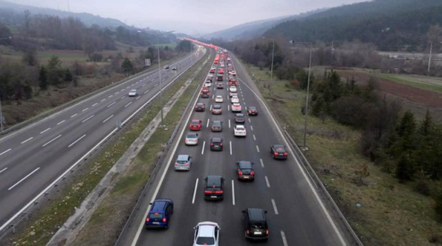 Tatilcilerin dönüş yoğunluğu! Kilometrelerce araç kuyruğu oluştu Tatilcilerin dönüş yoğunluğu! Kilometrelerce araç kuyruğu oluştu