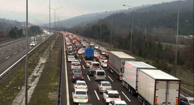 Tatilcilerin dönüş yoğunluğu! Kilometrelerce araç kuyruğu oluştu Tatilcilerin dönüş yoğunluğu! Kilometrelerce araç kuyruğu oluştu