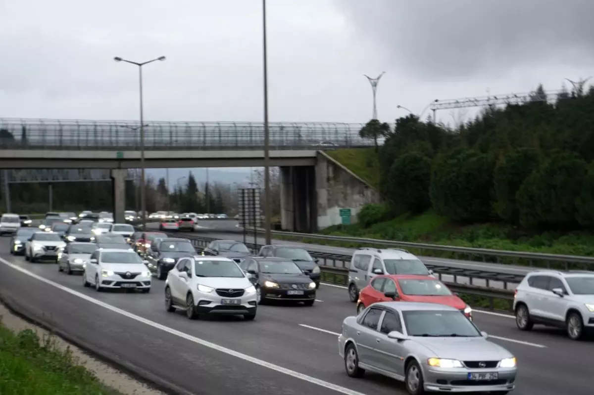 TEM Otoyolu\'nda Dönüş Trafiği Yoğunlaştı
