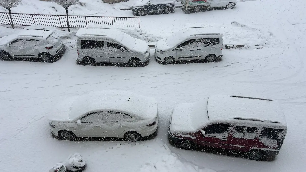 Yüksekova Beyaza Büründü