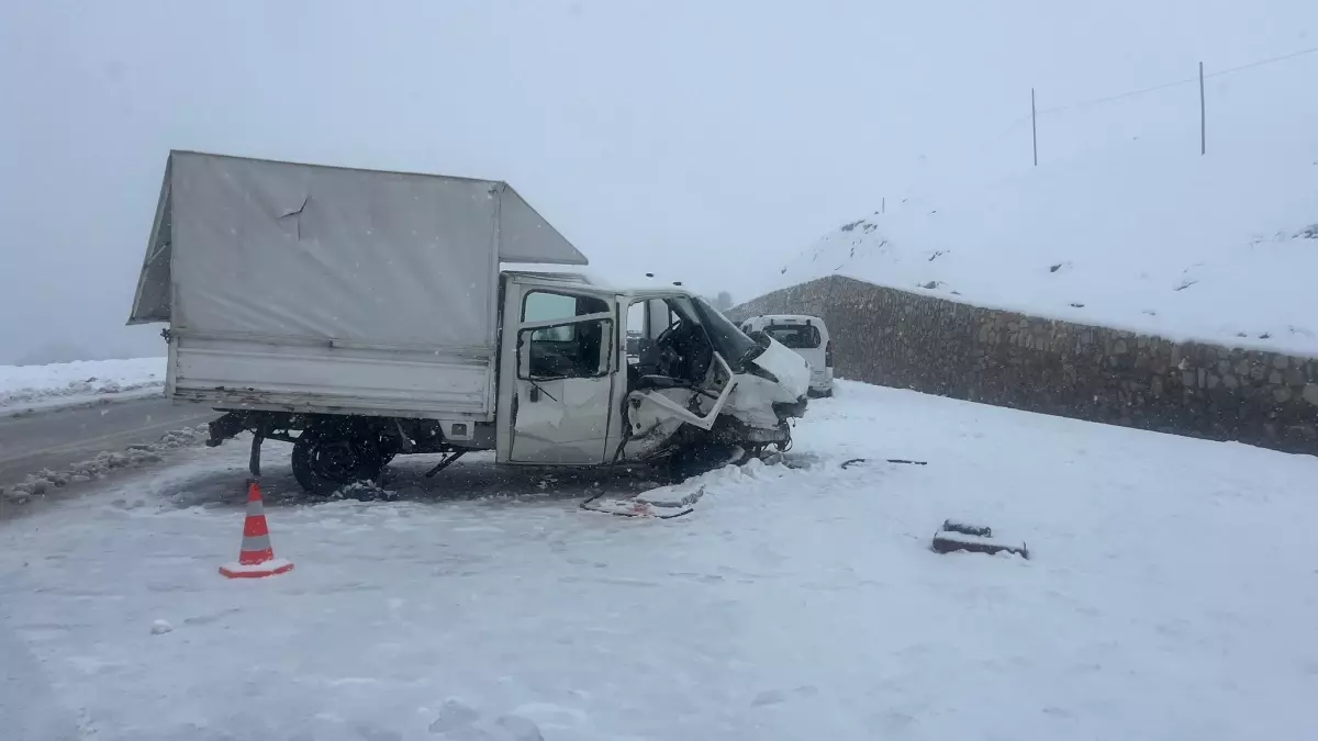 Yüksekova\'da Feci Kaza: 1 Ölü, 8 Yaralı