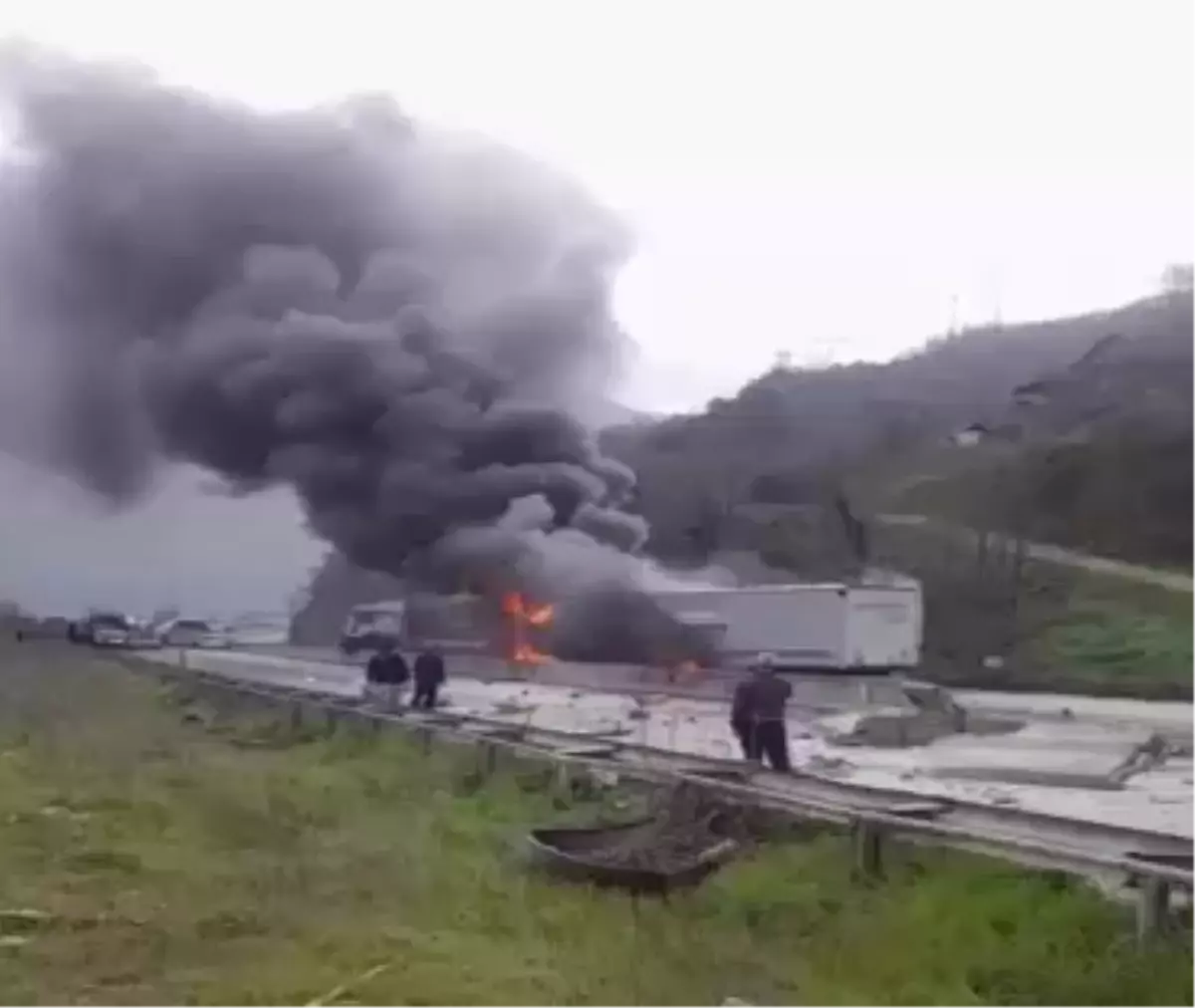 Pamukova\'da Zincirleme Kaza: 2 Yaralı