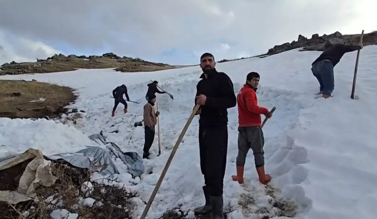 Köylüler Karla Su Kaynağı Oluşturuyor