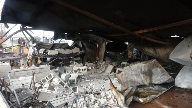 Babanın en ağır yükü: Kızı ve 5 torununun cenazesini gözyaşlarıyla teslim aldı