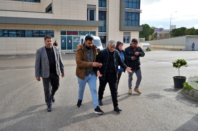 Babanın en ağır yükü: Kızı ve 5 torununun cenazesini gözyaşlarıyla teslim aldı