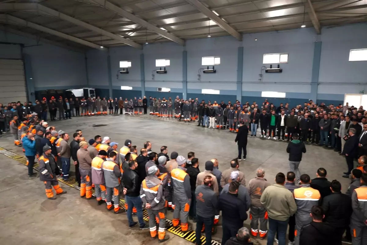 Başkan Palancıoğlu güne mesai arkadaşlarıyla bayramlaşarak başladı