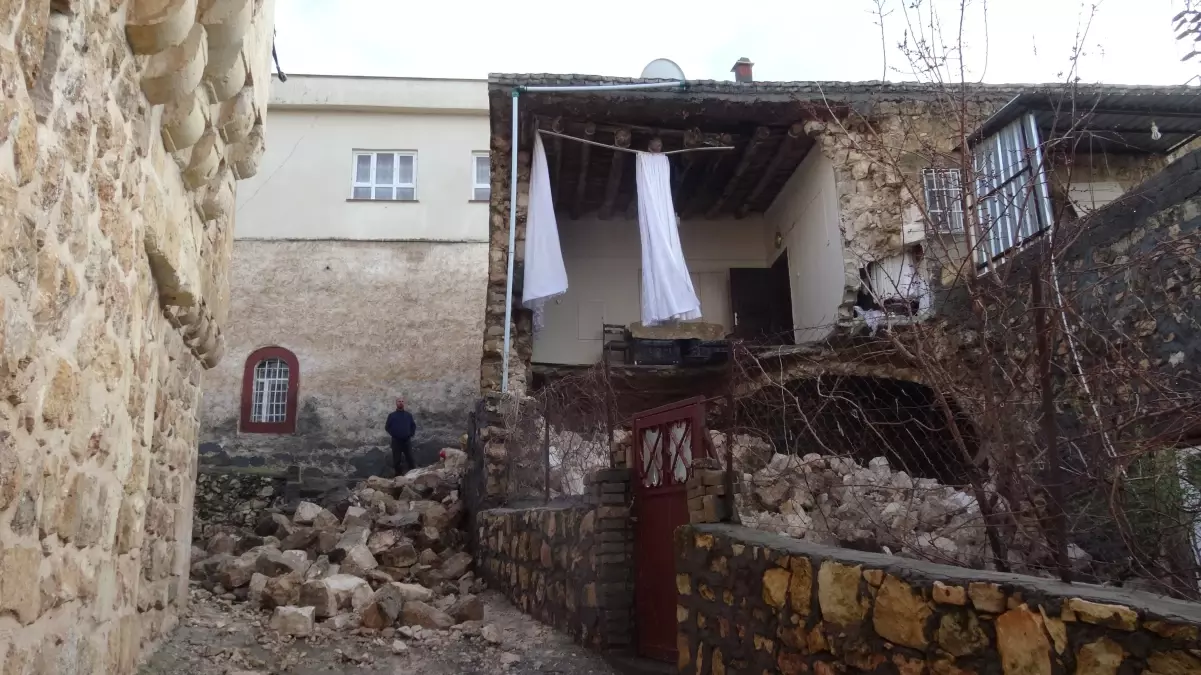 Gercüş\'te Sağanak Ev Çöktü