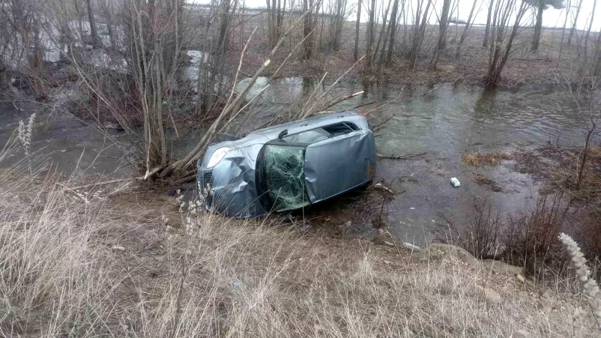 Bayburt\'ta Araç Dereye Uçtu, Sürücü Hafif Yaralı