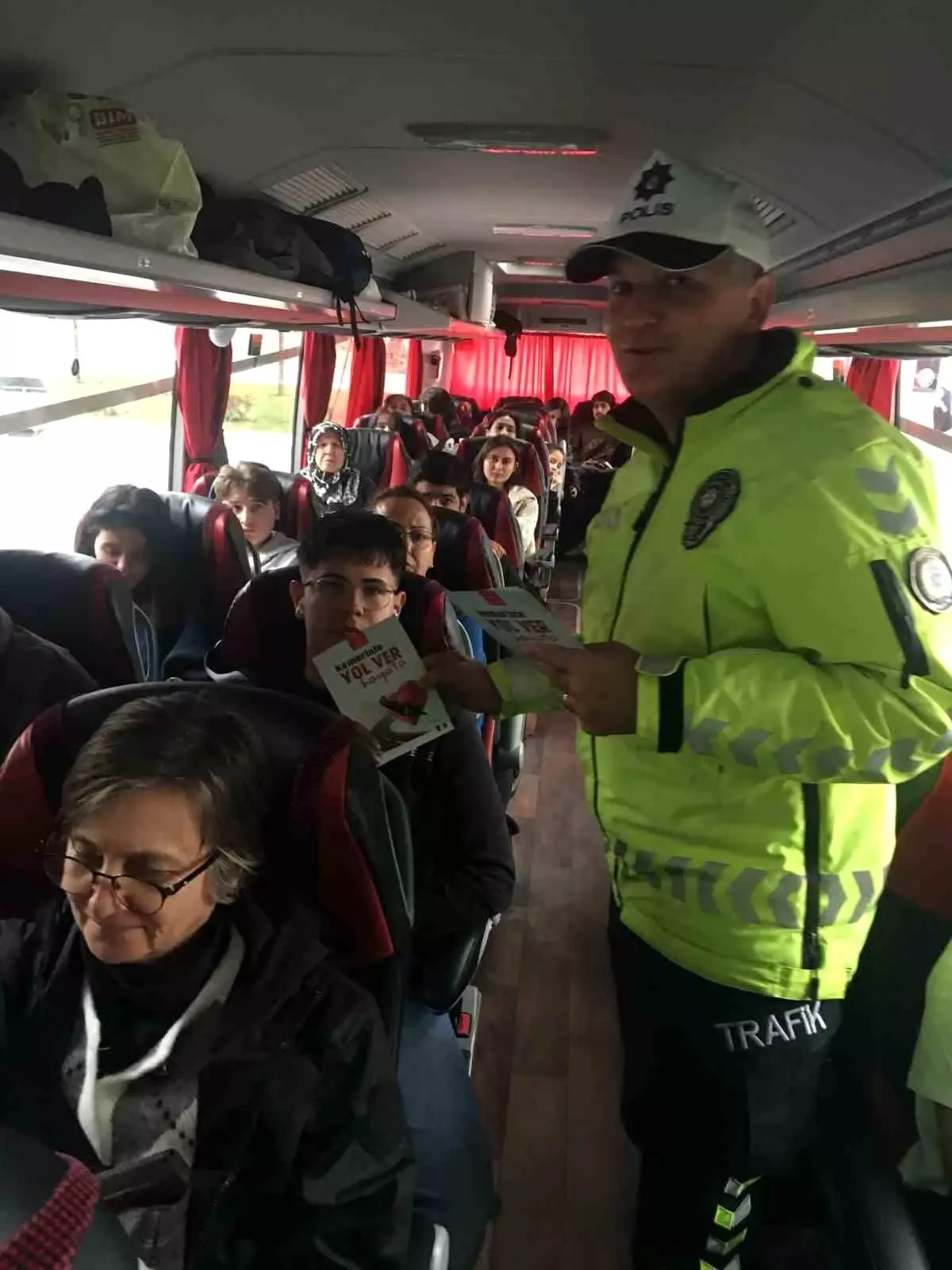 Burdur\'da otogarda emniyet kemeri kullanımı hakkında bilgilendirme