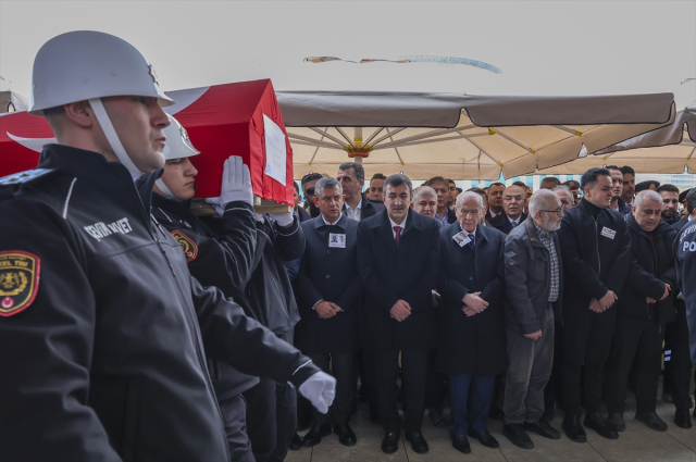 Cenaze töreninde Özel ile Bahçeli arasında dikkat çeken anlar