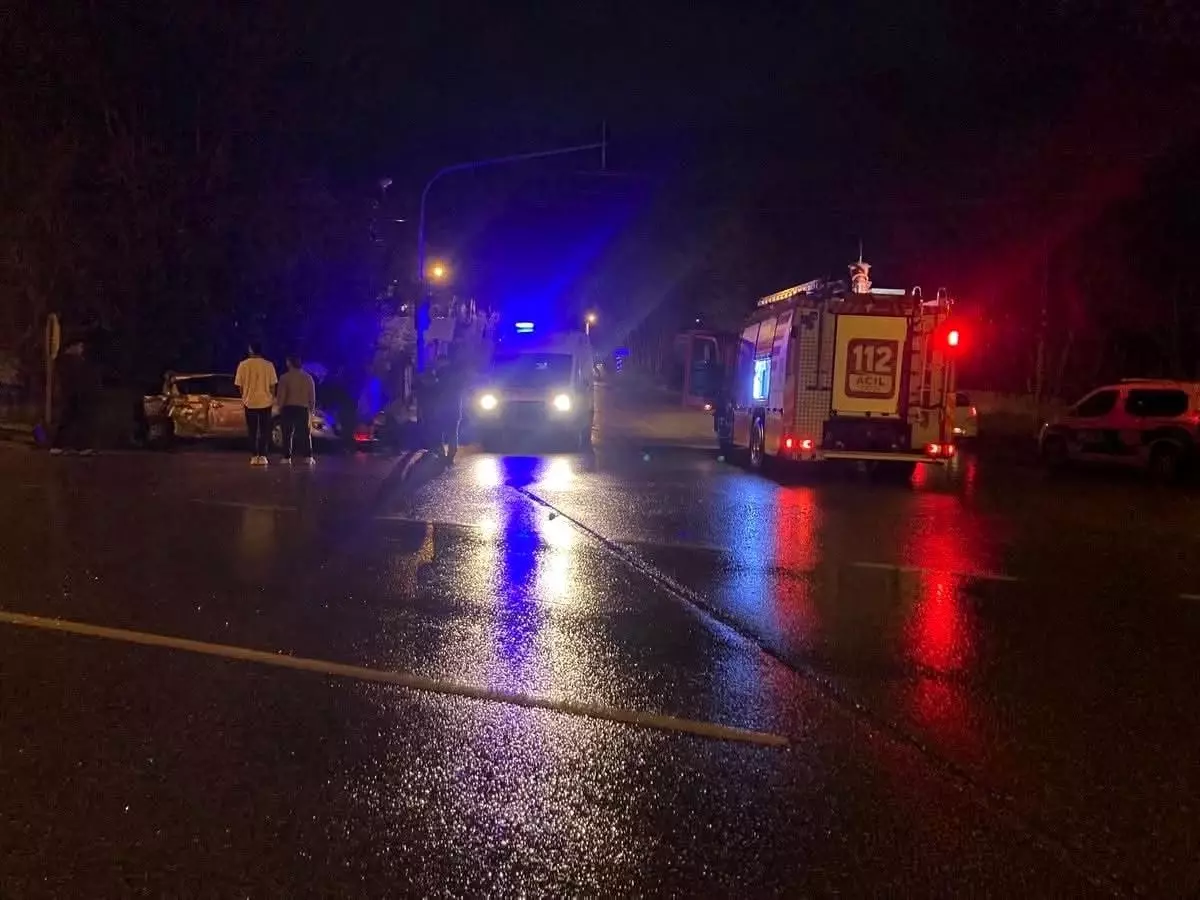 Dörtyol\'da Hafif Ticari Araç Devrildi