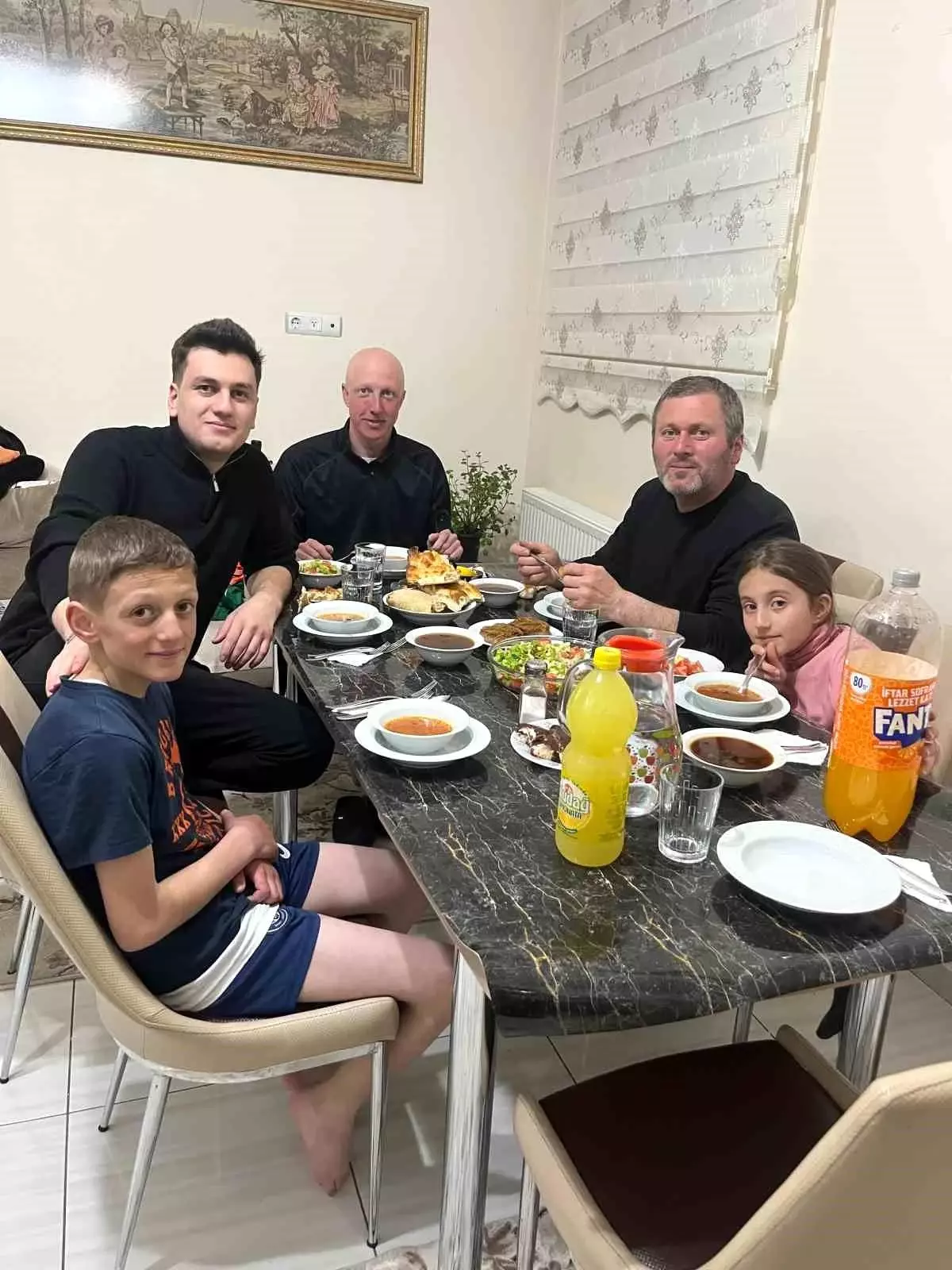 Alman Turist Bayburt\'ta İftar Yaptı