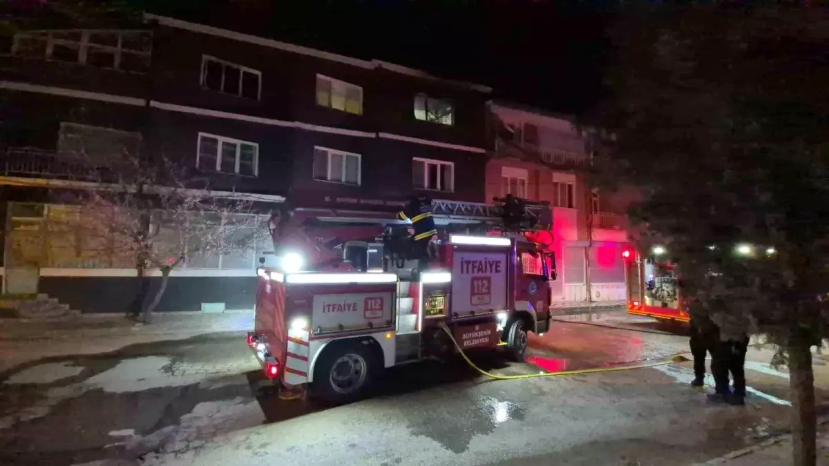 Eskişehir\'de Apartmanda Yangın: 3 Kişi Yaralandı