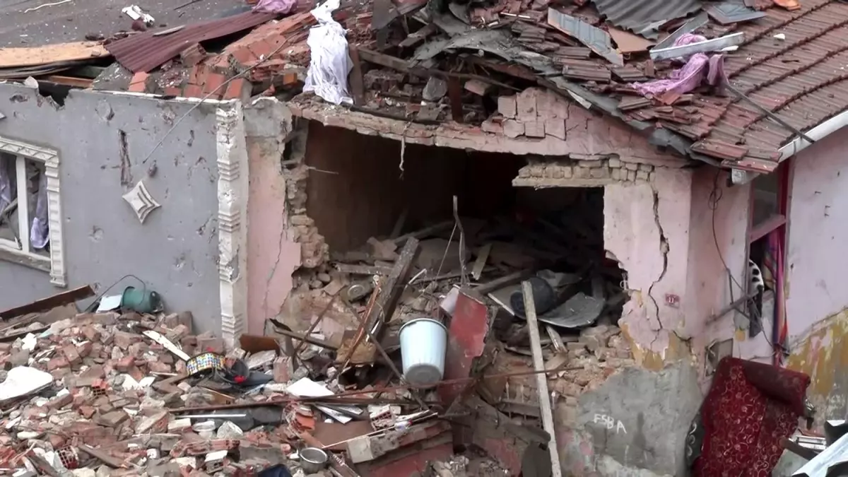 Fatih\'te çöken binaların ardından çevrede hasar tespit çalışması başlatıldı