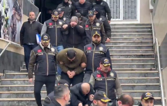 Gözaltındaki Aleyna Kalaycıoğlu ve annesi görüntülendi! Katil zanlısının hareketi dikkat çekti Gözaltındaki Aleyna Kalaycıoğlu ve annesi görüntülendi! Katil zanlısının hareketi dikkat çekti