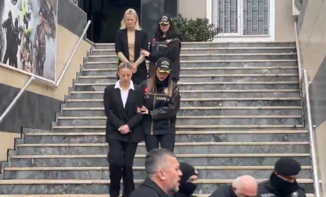 Gözaltındaki Aleyna Kalaycıoğlu ve annesi görüntülendi! Katil zanlısının hareketi dikkat çekti Gözaltındaki Aleyna Kalaycıoğlu ve annesi görüntülendi! Katil zanlısının hareketi dikkat çekti