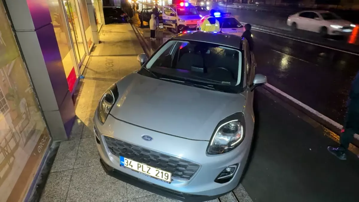 Avcılar\'da Otomobil Kaldırımdaki Çocuğa Çarptı