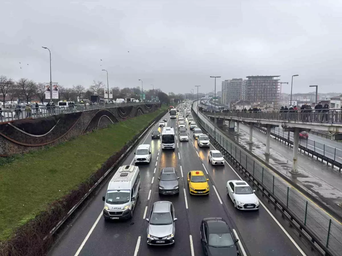İstanbul\'da bayram dönüşü trafik yoğunluğu