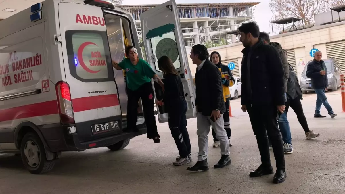 İnegöl\'de Kadınlar Kavga Etti: İki Yaralı