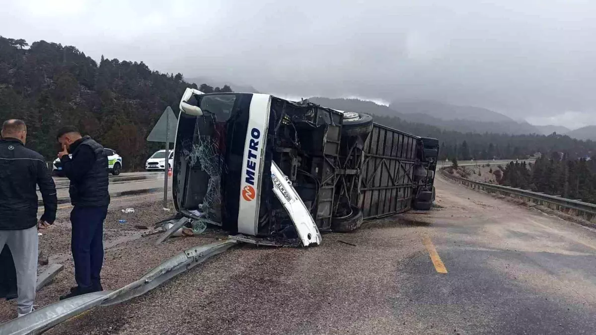Seydişehir\'de Otobüs Devrildi: 15 Yaralı
